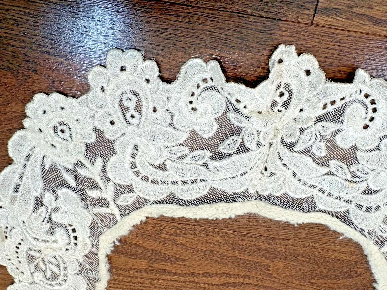 Antique 19th century Handmade Brussels Duchesse Lace Tiara Style Collar Unused