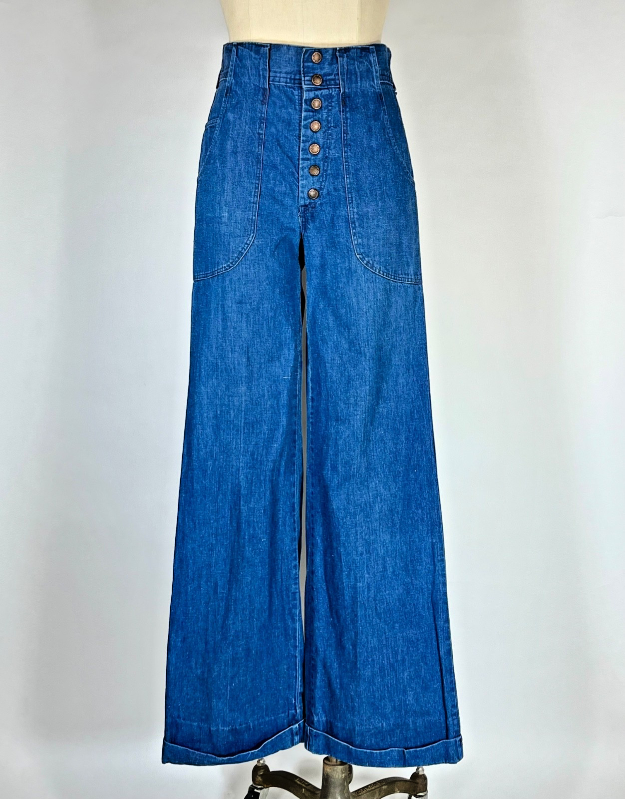 Vintage 1970’s medium wash blue 100% cotton denim high waist bell bottoms 28w