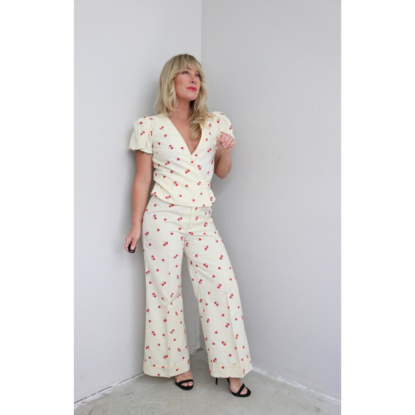 1970’s Vintage Bouquet Floral Wide Leg Pants & Wrap Blouse ~ Women’s XXS to XS