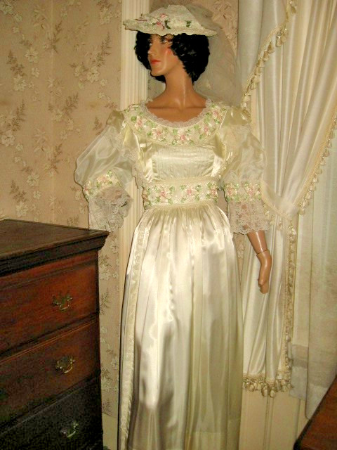 VTG 1980 2pc CREAM GLOSSY SATIN BALL GOWN/LACE-PINK RIBBON FLORAL-9-10-LACE HAT