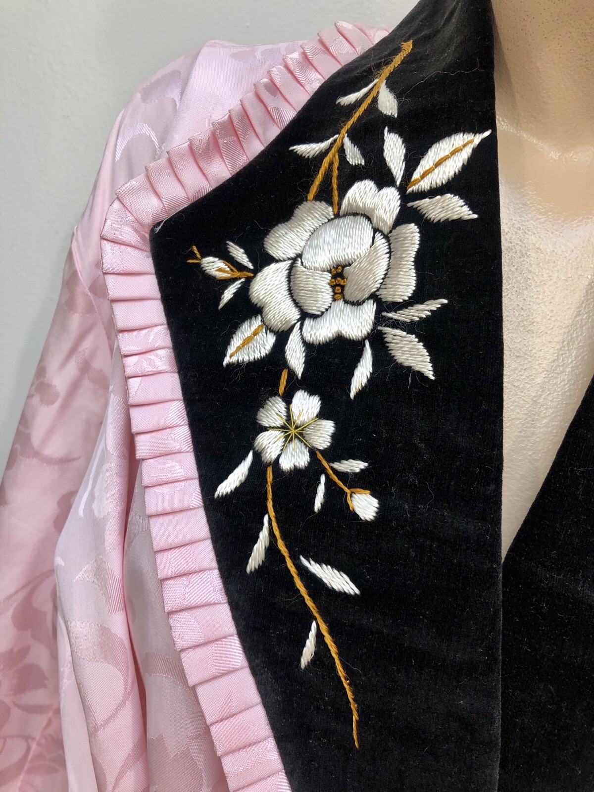 VTG 1940s 50s Cusp PINK RAYON Jacquard & VELVET Embroidered DRESSING GOWN Robe
