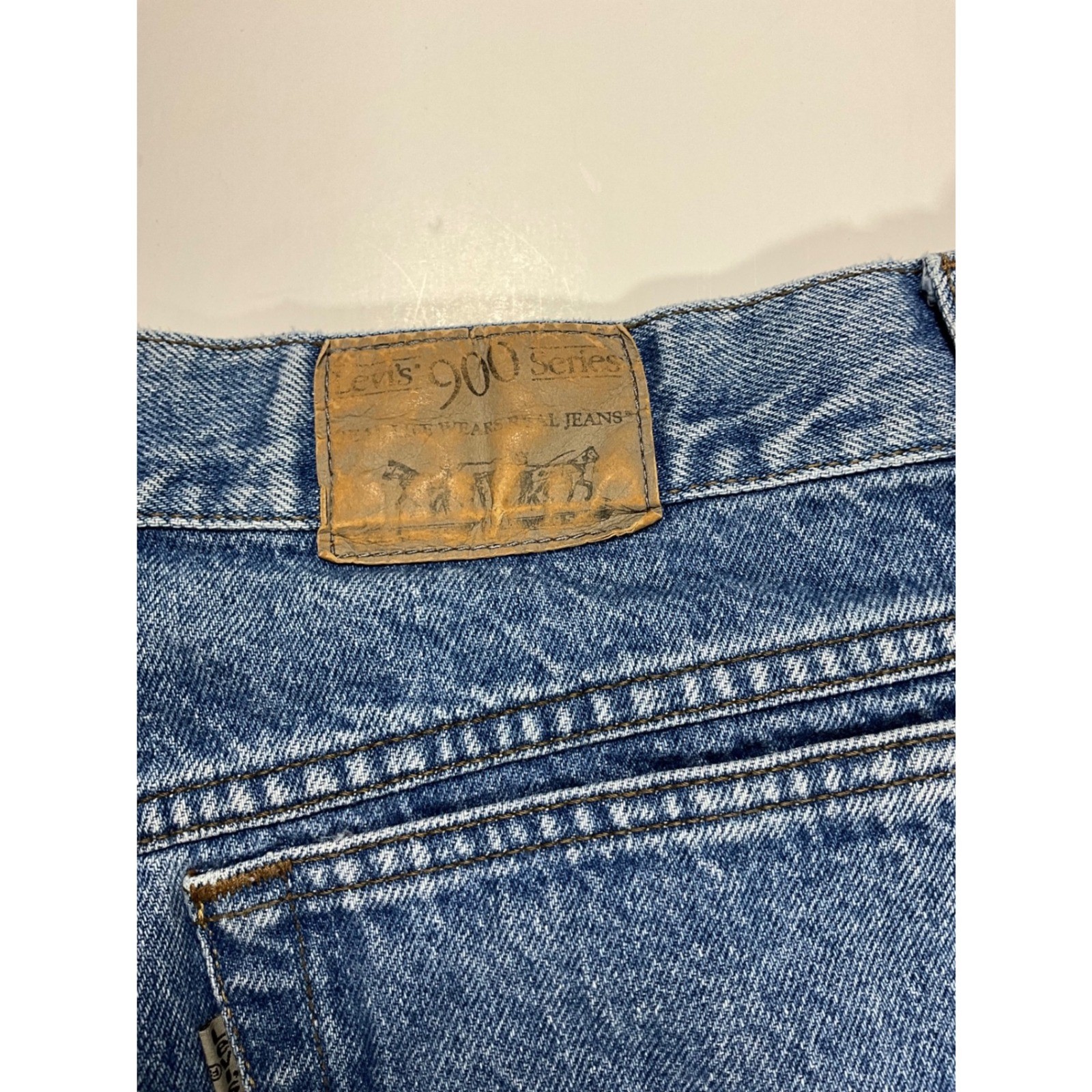 VINTAGE Levis 900 Series Womens 24 Tapered Leg Jeans Medium Wash Blue Denim