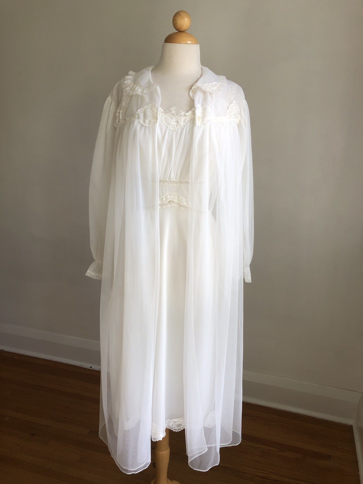 STUNNING VTG NWOT MOVIE STAR White Chiffon & Lace 2pc Peignoir Nightgown Set M