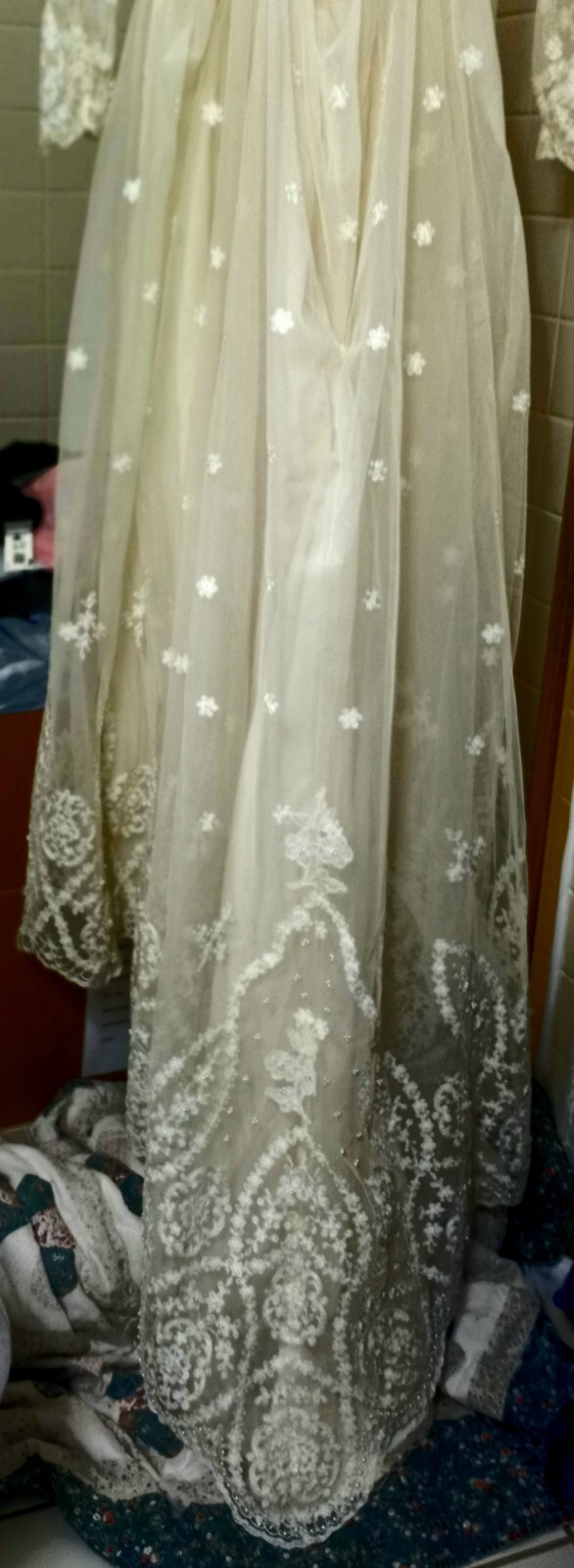 VINTAGE 60’s FRENCH CHANTILLY LACE HANDMADE BEIGE CLASSIC WEDDING DRESS SIZE 4