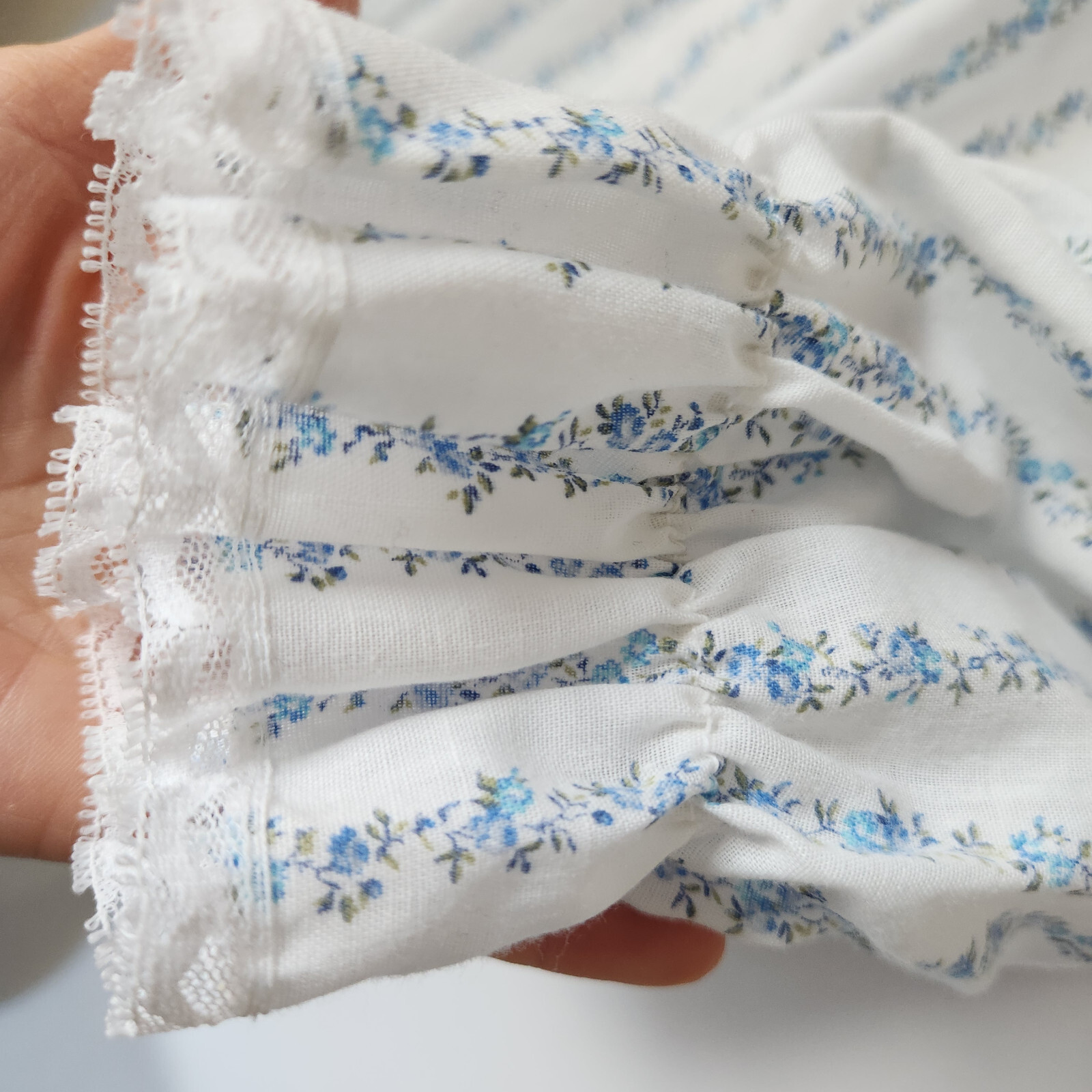 Vintage Night Flowers Lace Trim Pintuck Floral Cottage Nightgown White Bust 46″