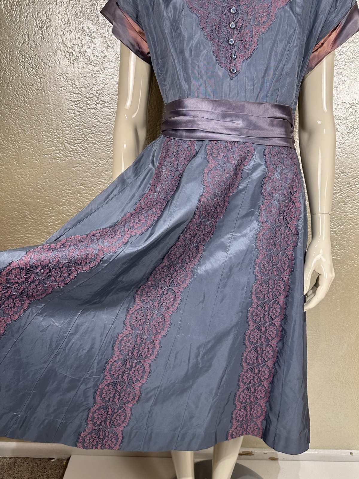 Vintage 1940’s Ladies Handmade Iridescent Purple Taffeta & Silk Dress Lace S