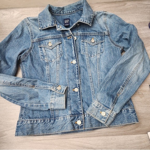 Vintage GAP Blue Jean Trucker Jacket Size M Denim Faded Y2K Timeless Classic