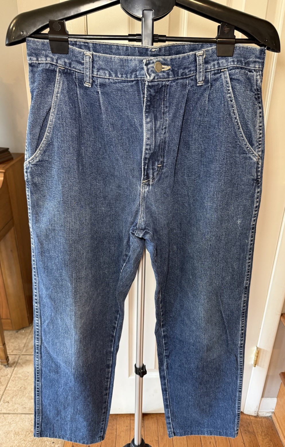 VTG Women’s Wrangler Mom Jeans Pleated Slash Pockets Med/dk Wash Size 33×32