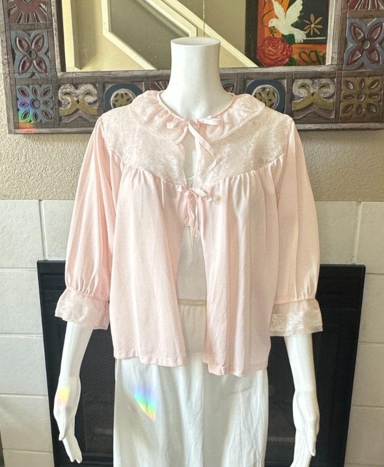 VTG Peignoir pink Nylon Med Bed Jacket CottageCore armpit to armpit 22″