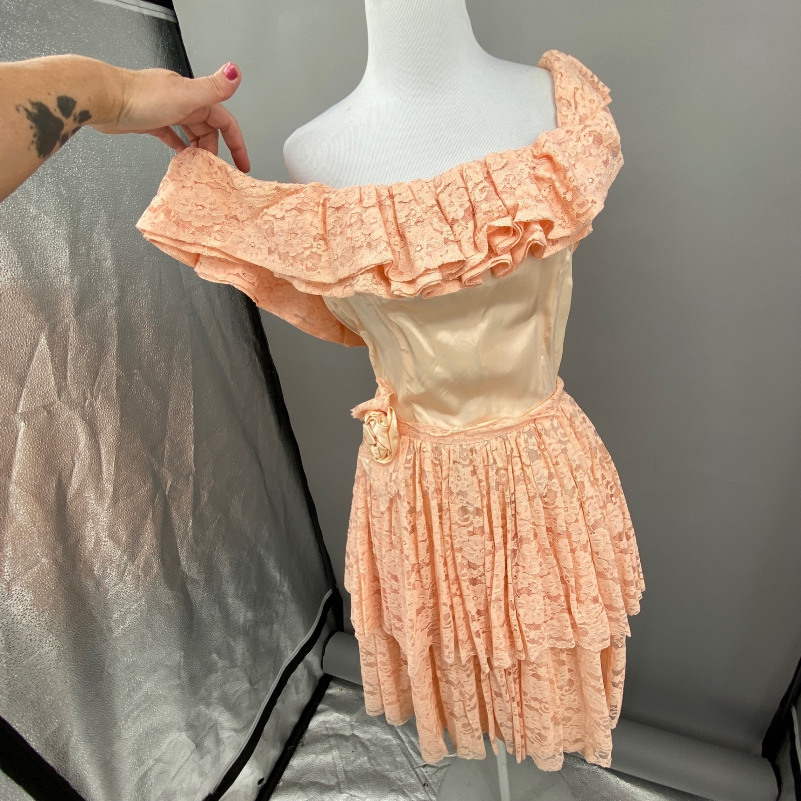 Vintage 80s Lace Tiered Off Shoulder Cocktail Dress Peach Womens Small 35″ Prom