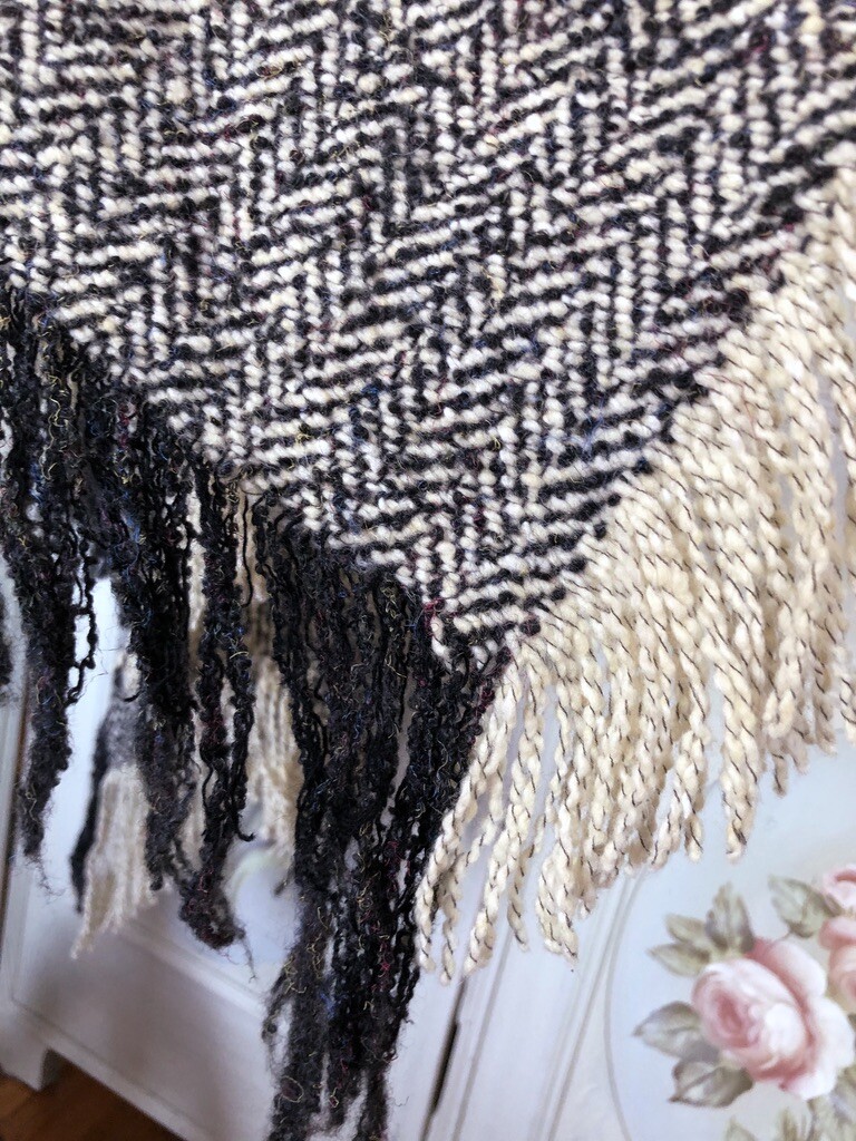 VTG WOOL WOVEN HOUNDSTOOTH IVORY CHARCOAL GRAY-BLACK PONCHO CAPE FRINGED EUC