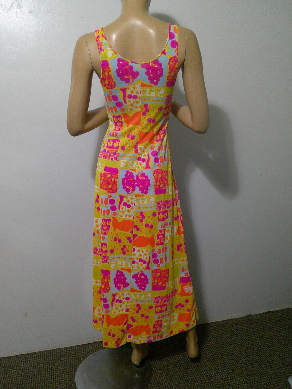 Vtg 60’s MOD Formfit Rogers Silky Slinky Nylon Keyhole Nightgown POP ART Print S
