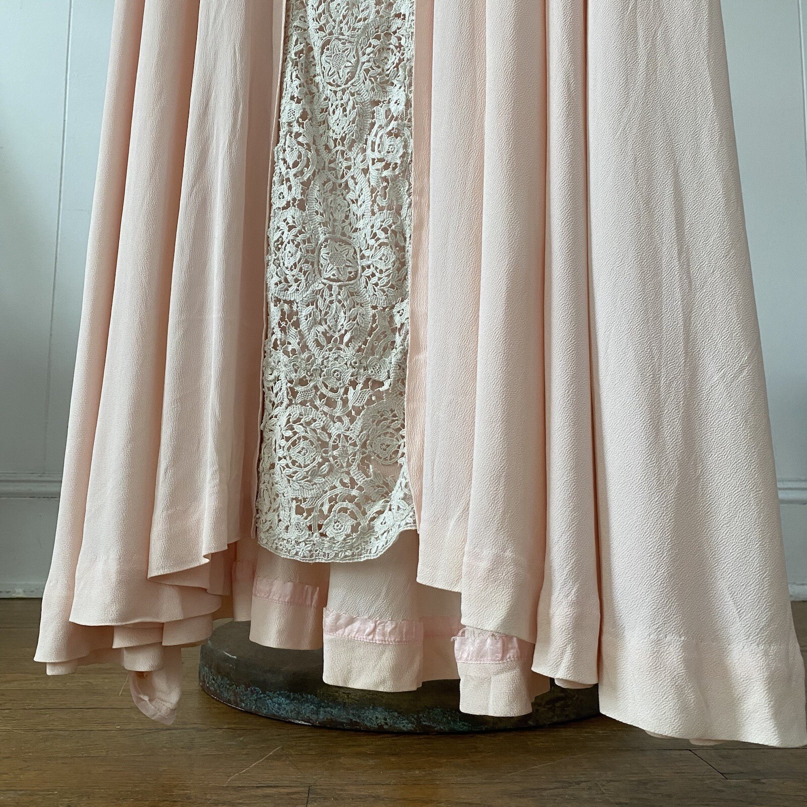 Stunning 1940s Pink Crepe/Crocheted Lace Gown Wide Sweep Skirt XS S