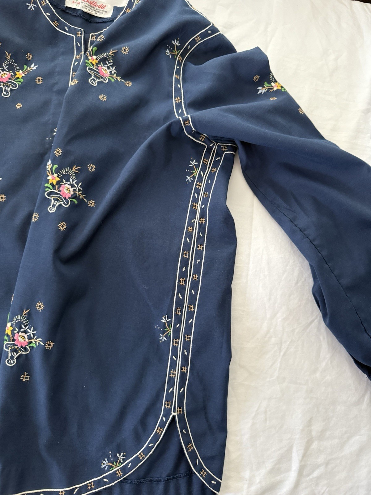 VINTAGE Hand Embroidered xL Daffodil Floral Blouse Navy, Long Sleeve