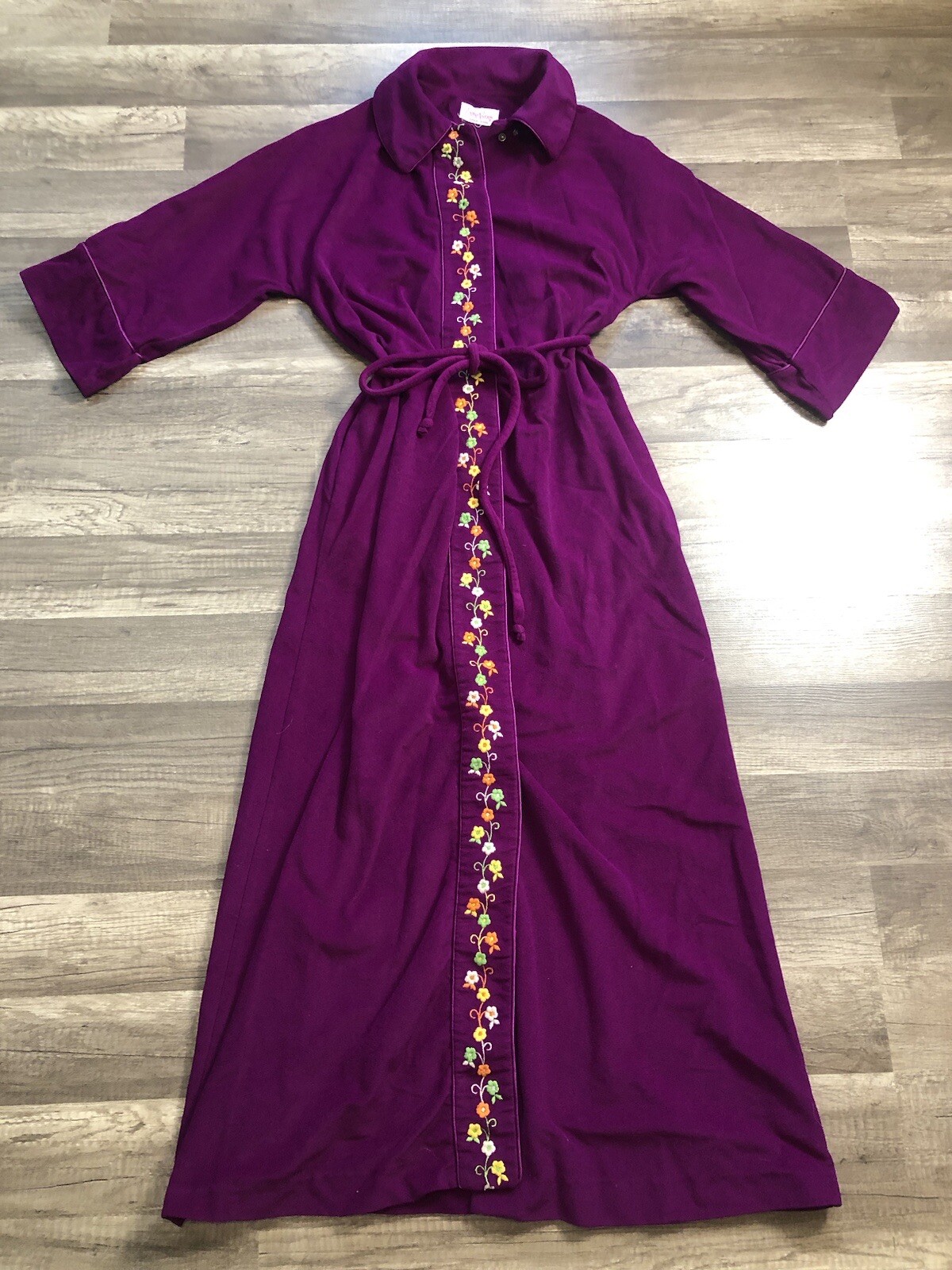 VTG Evelyn Pearson Robe Womens S Embroidered Flowers Snap Close Belt Dacron Poly