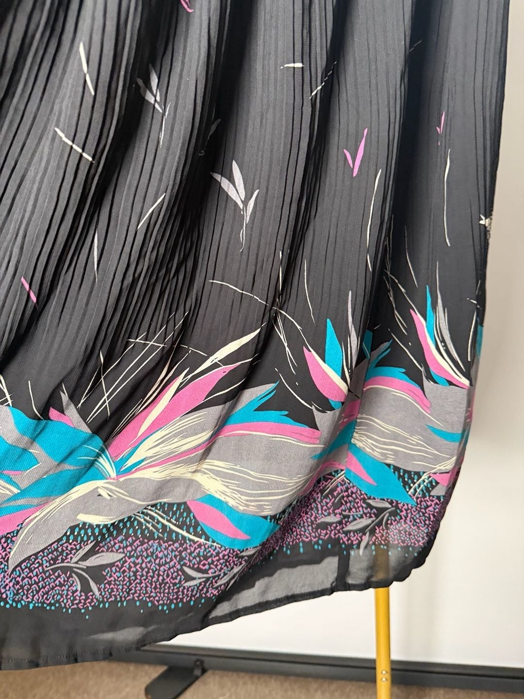 Vintage 1980s Black Pleated Floral Print Midi Skirt with Elastic Waist