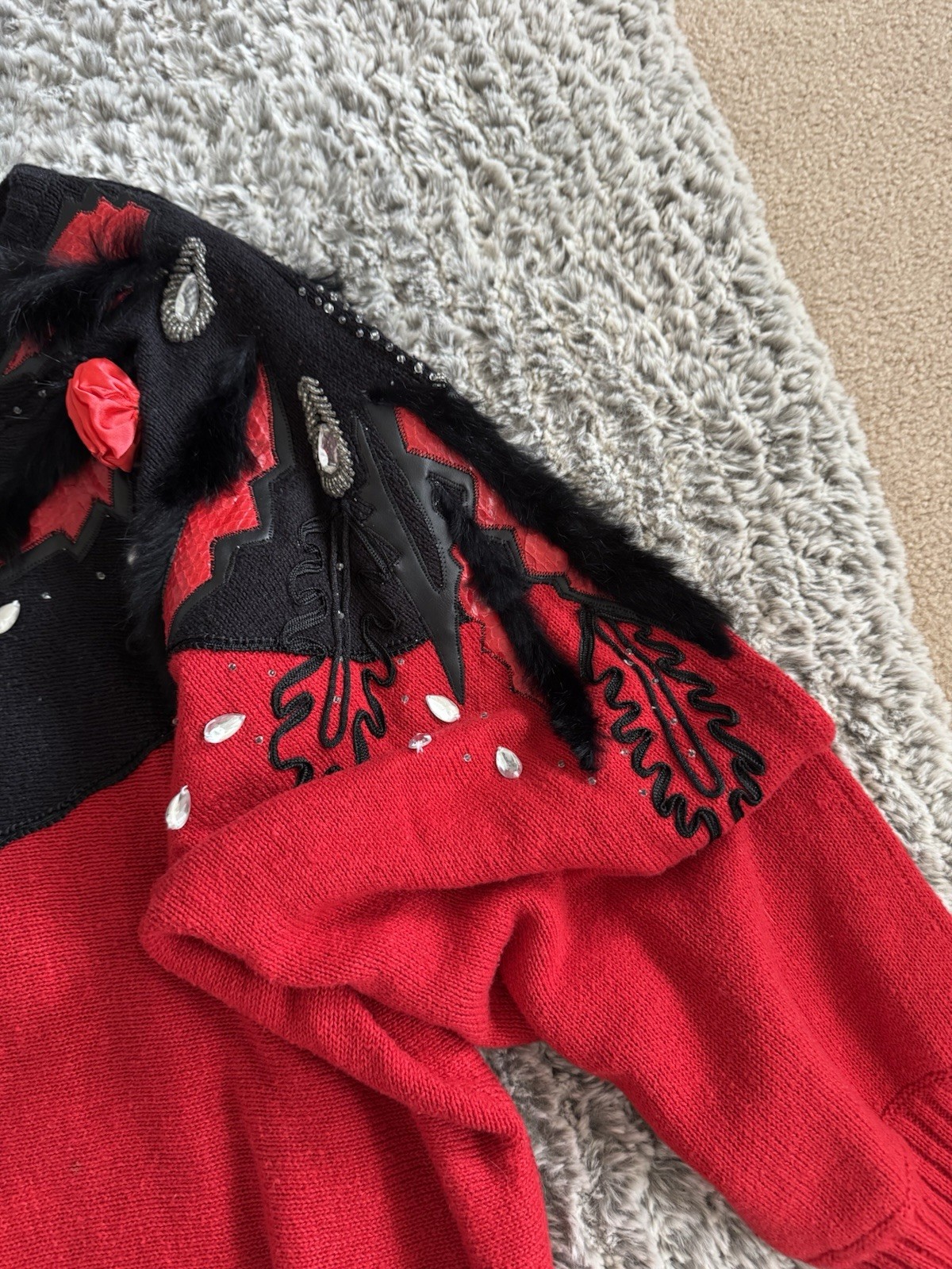 VTG EMINENT SWEATER „M” CREW NECK SCHOULDER PADS BEADED WITH RED FLOWERS