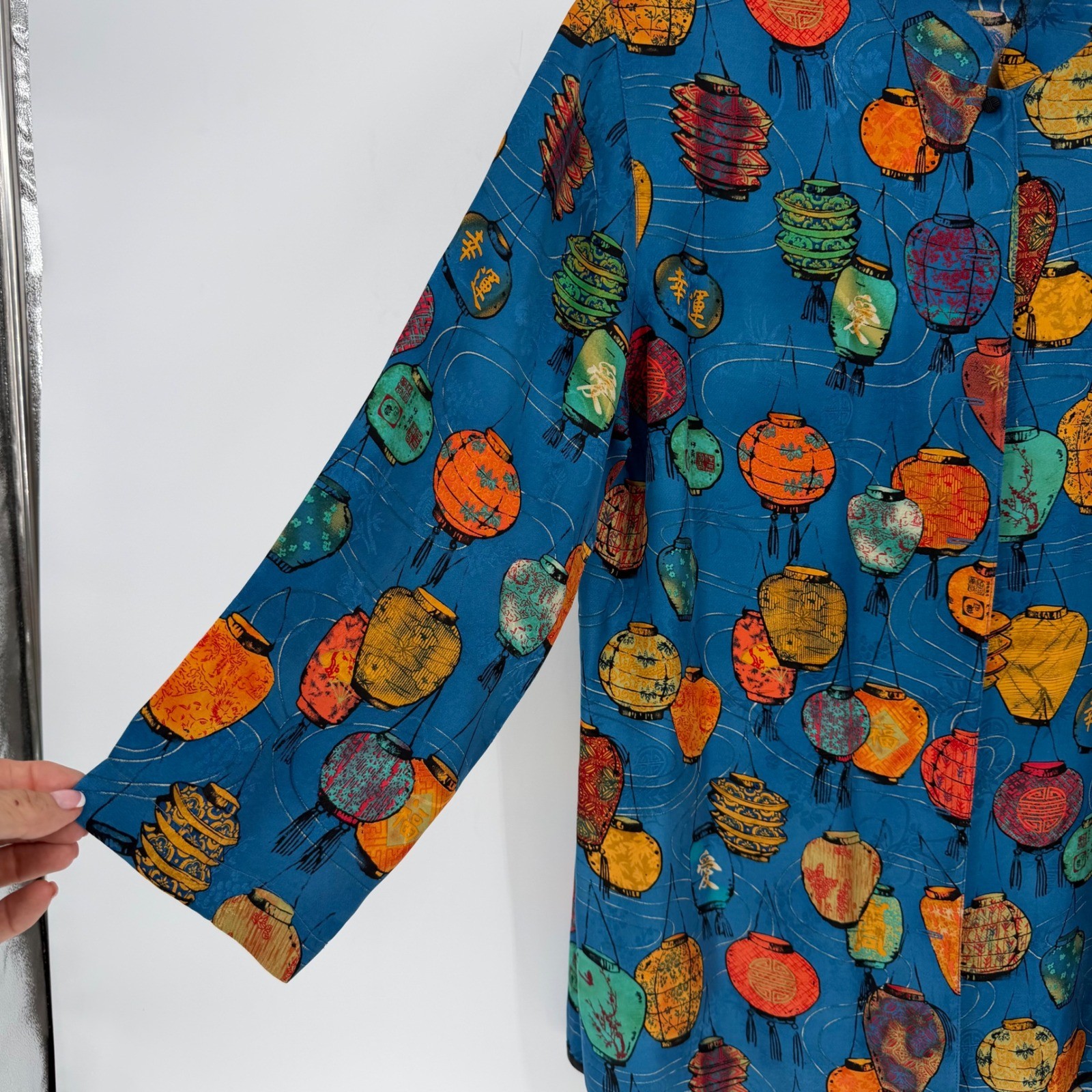 Chicos Design Vintage 100% Silk Chinese Lantern Print Blouse Blue Size 1