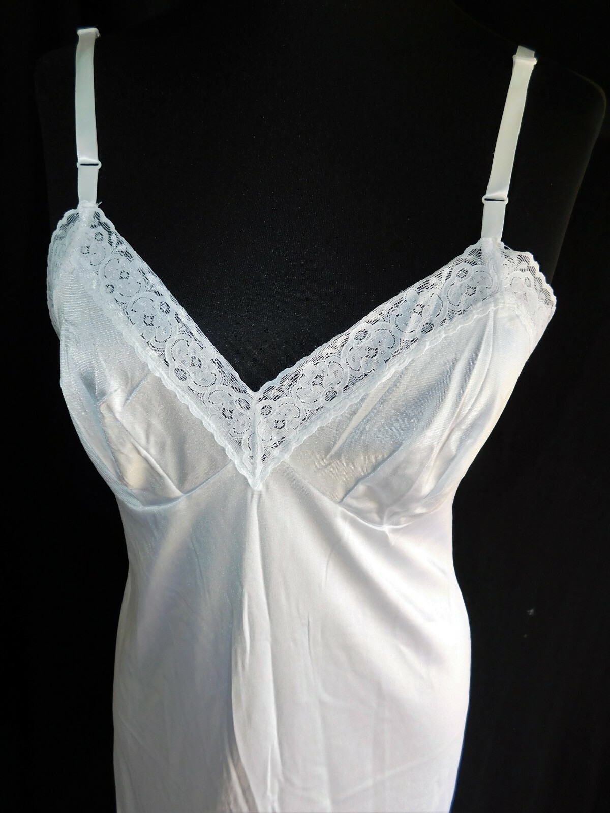 Vintage Vanity Fair white full petticoat slip, SZ 34, 10-103, nylon, lace