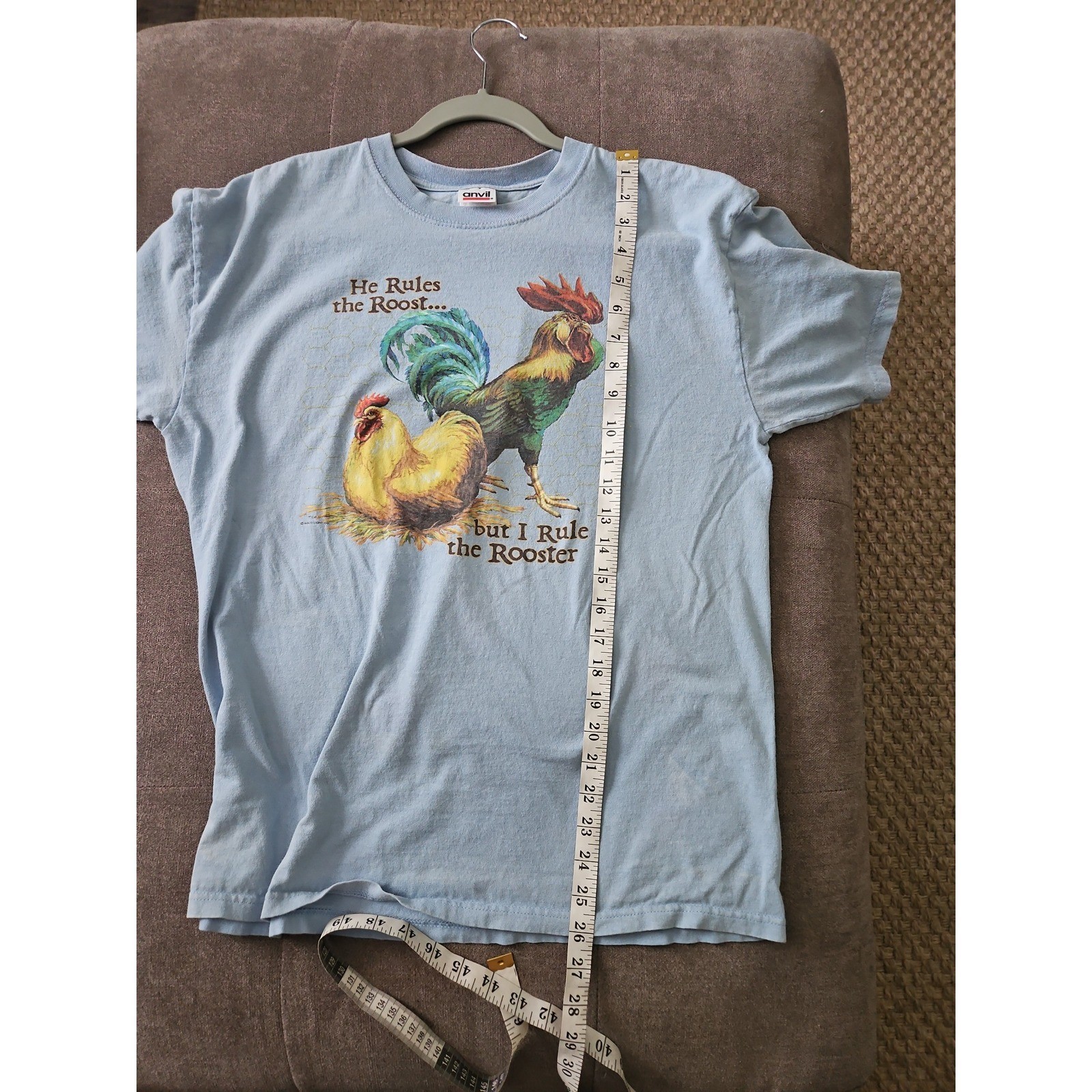 Vintage Anvil Rooster T-Shirt Light Blue Graphic Tee „He Rules the Roost” Large
