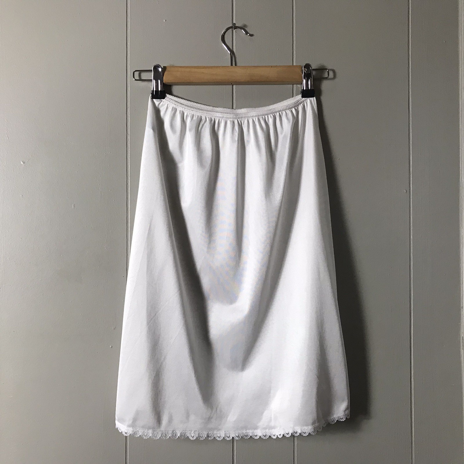 VINTAGE WARNER’S PERFECT MEASURE WHITE HALF SLIP 100% NYLON SIZE MEDIUM