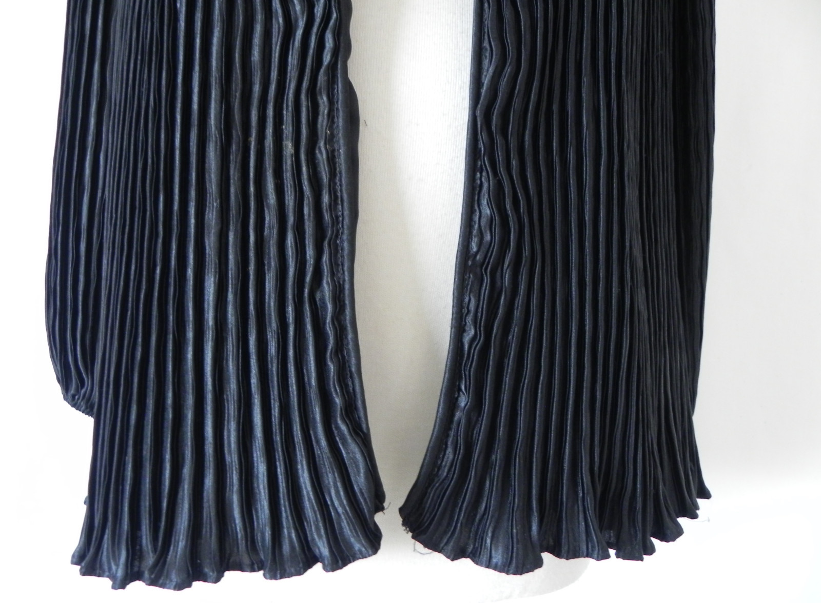 Vtg Three Flaggs 2PC Open Duster/Maxi Pleated Shinny Black Size L