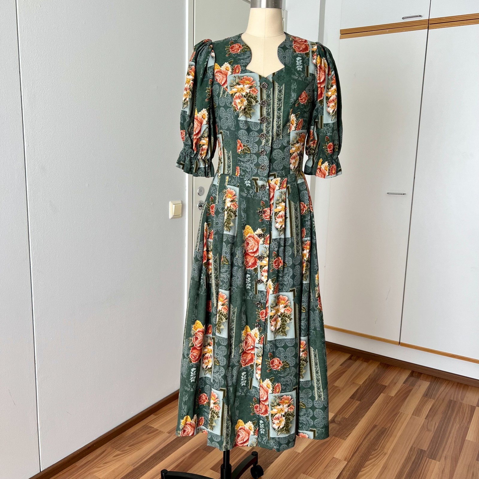 1980s Vintage German Dirndl Dress Floral Bavarian Folk Puff Sleeves Midi EU 40