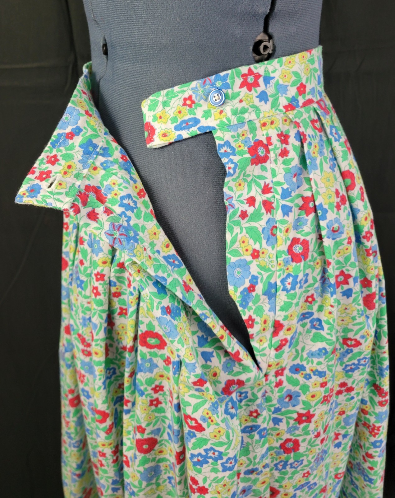 Vintage Blue/Green/Red/Yellow Floral Pleated Skirt with Side Closure Size S/M?