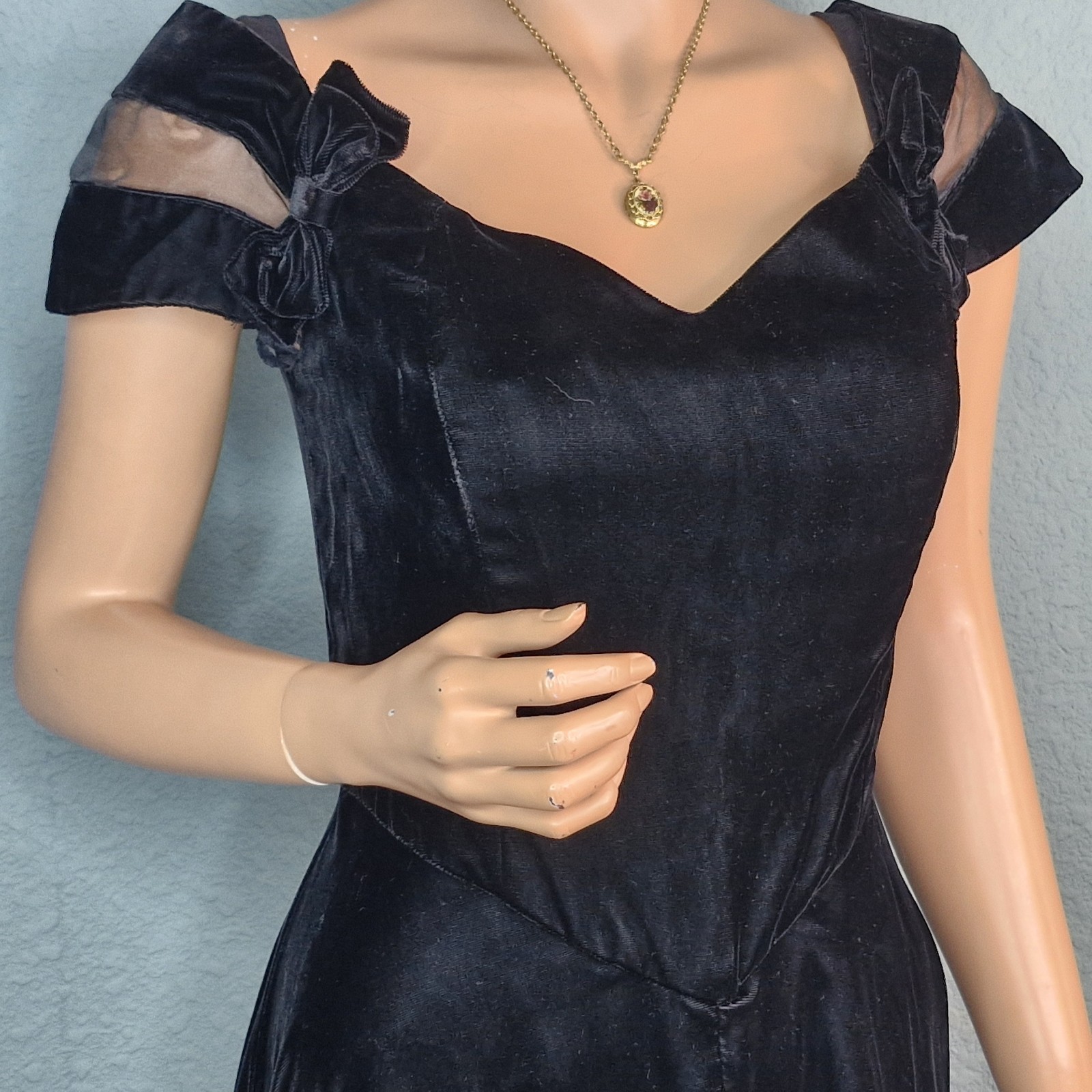 Vintage 90s Y2K Victoria’s Secret Moda Intl Black Velvet Gown Illusion 8/S