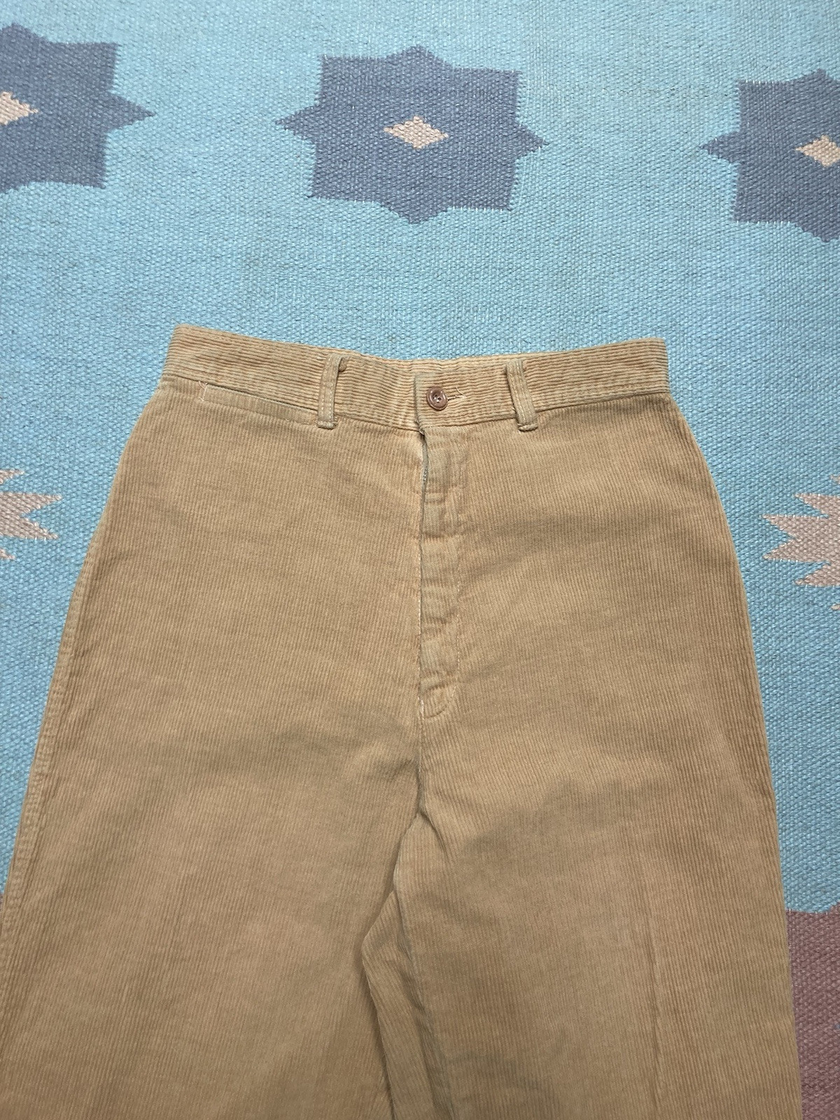 Vintage 70s 80s bell bottom flare pants corduroy khaki tan changing scene 26×31