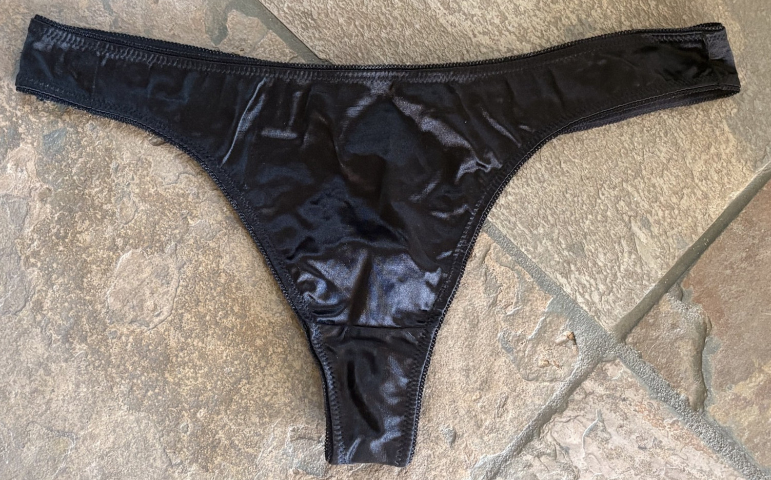 FREDERICKS 8/9 BLACK Second Skin SATIN Keyhole Back Tanga Thong Panties NWOT