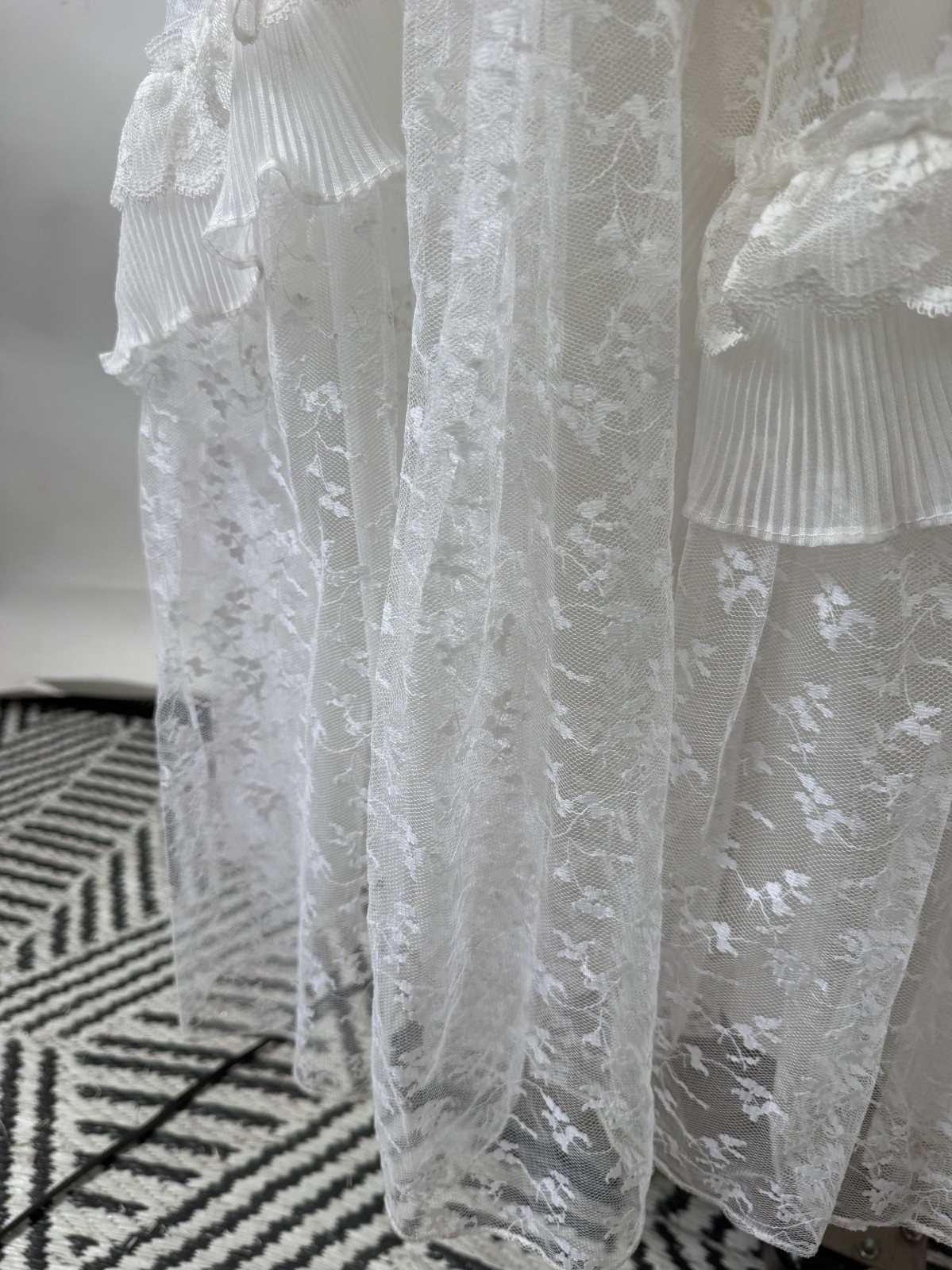 Vintage 70s White Lace Wedding Dress Size 8 With Satin Ribbons & Ruffled Necklin