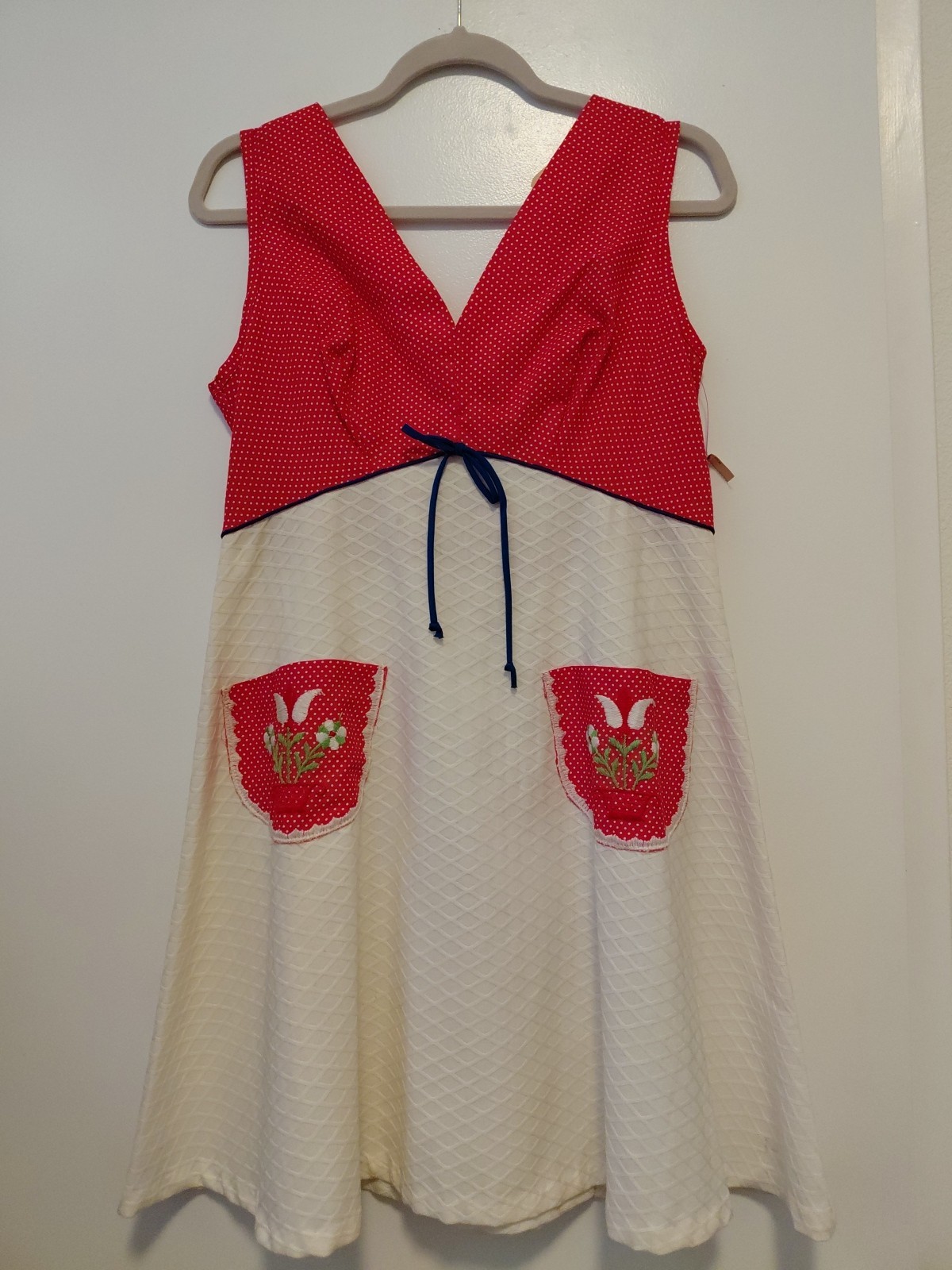 60’s Vintage Polka Dot Honeycomb Mini Dress Embroidered Pockets White & Red Med