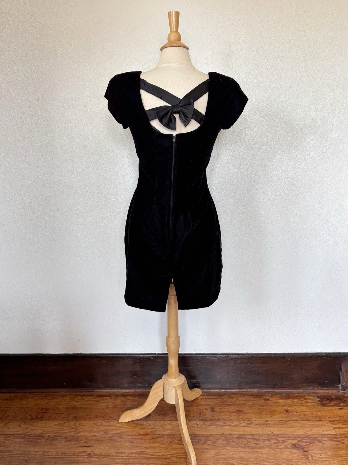 Vintage 90’s de laru Solid Black Bow Back Velvet Short Sleeve Sheath Dress