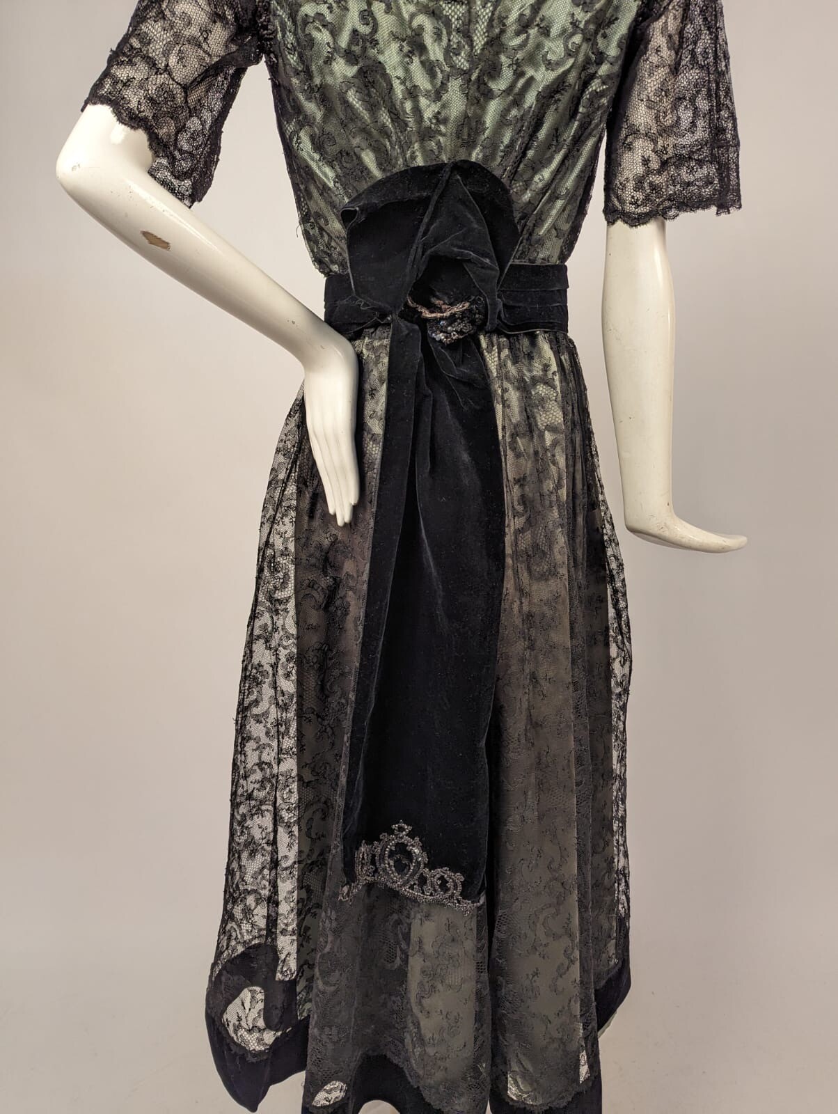 EDWARDIAN BLACK CHANTILLY LACE PARTY DRESS W SEQUINS + JET BEADS