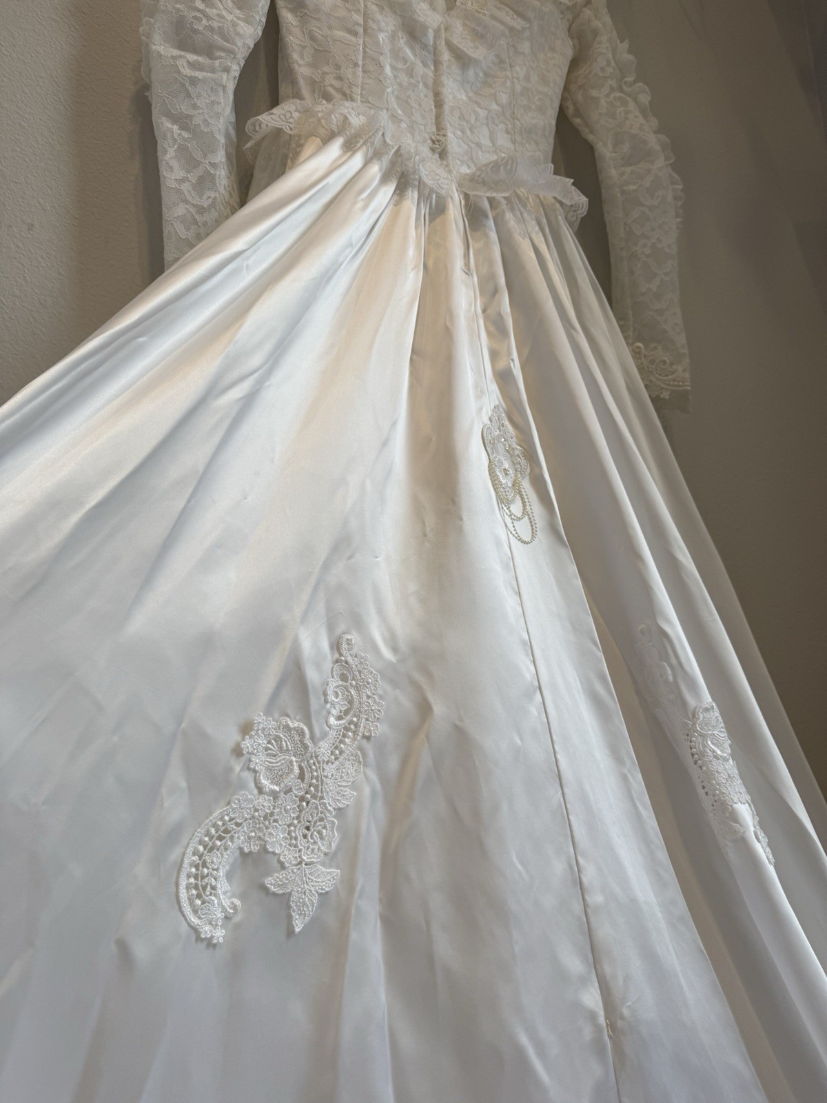 Vintage Bridal Gown Wedding Dress – White- Lace- Beautiful Detailing Medium 6-8