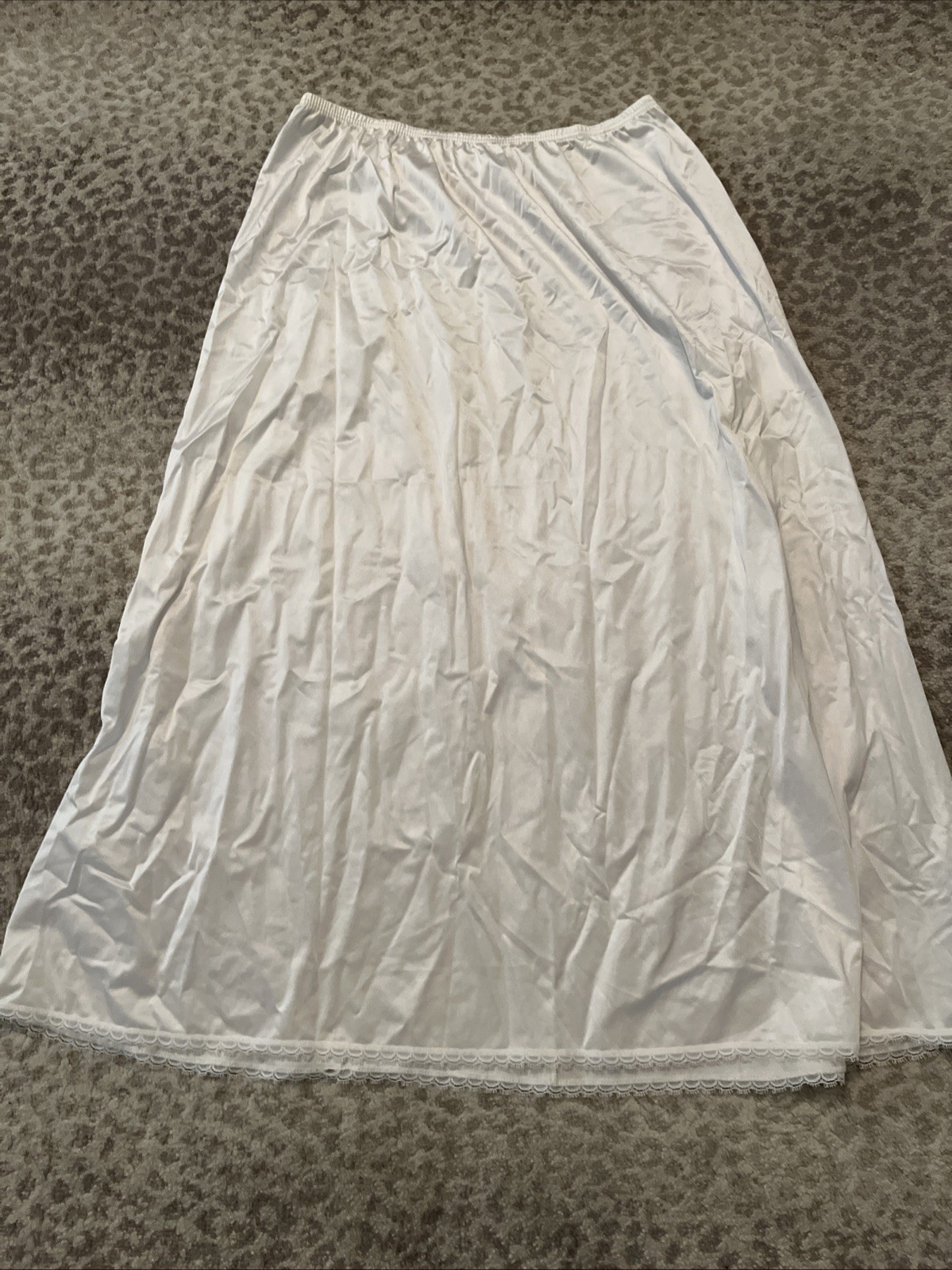 MEDIUM VINTAGE Vanity Fair WHITE SLIP NYLON BELOW THE KNEE 30” Long S1