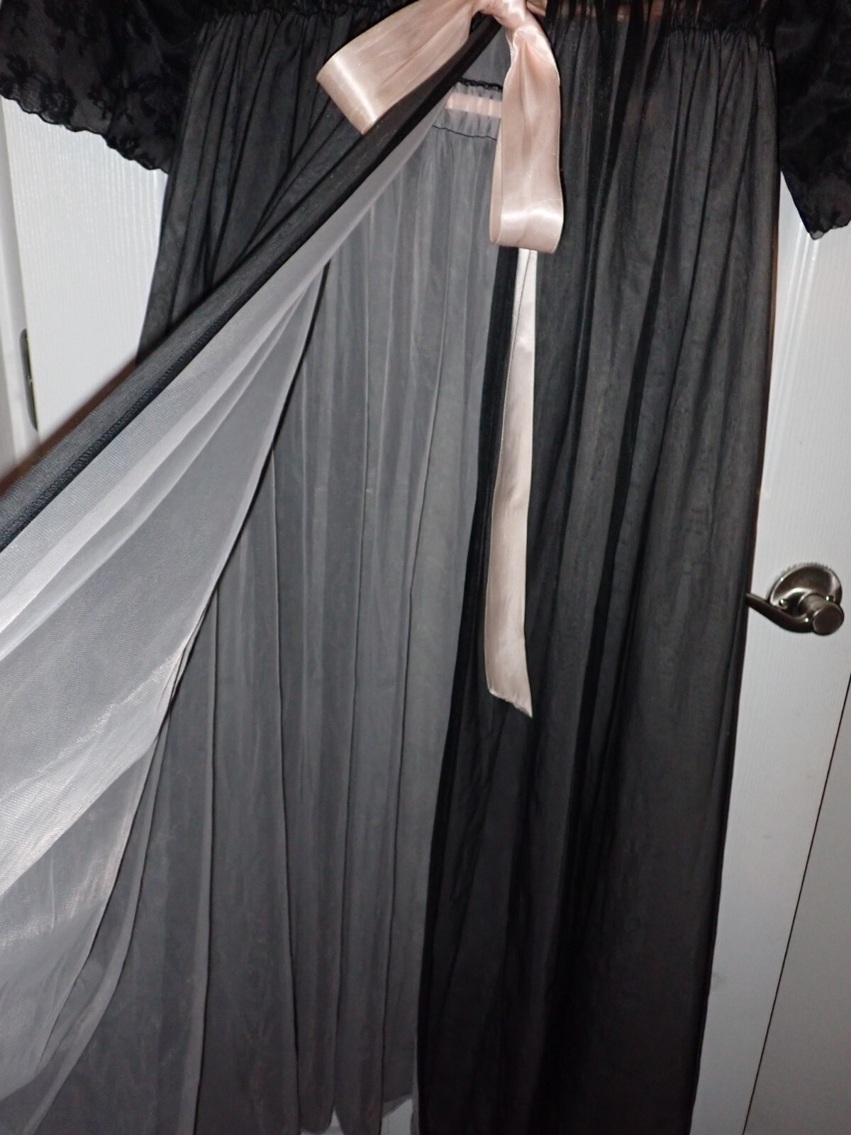 Vintage EYEFUL by „FLAUMS” Medium M PEIGNOIR Robe Cover Black & Pink Ribbon