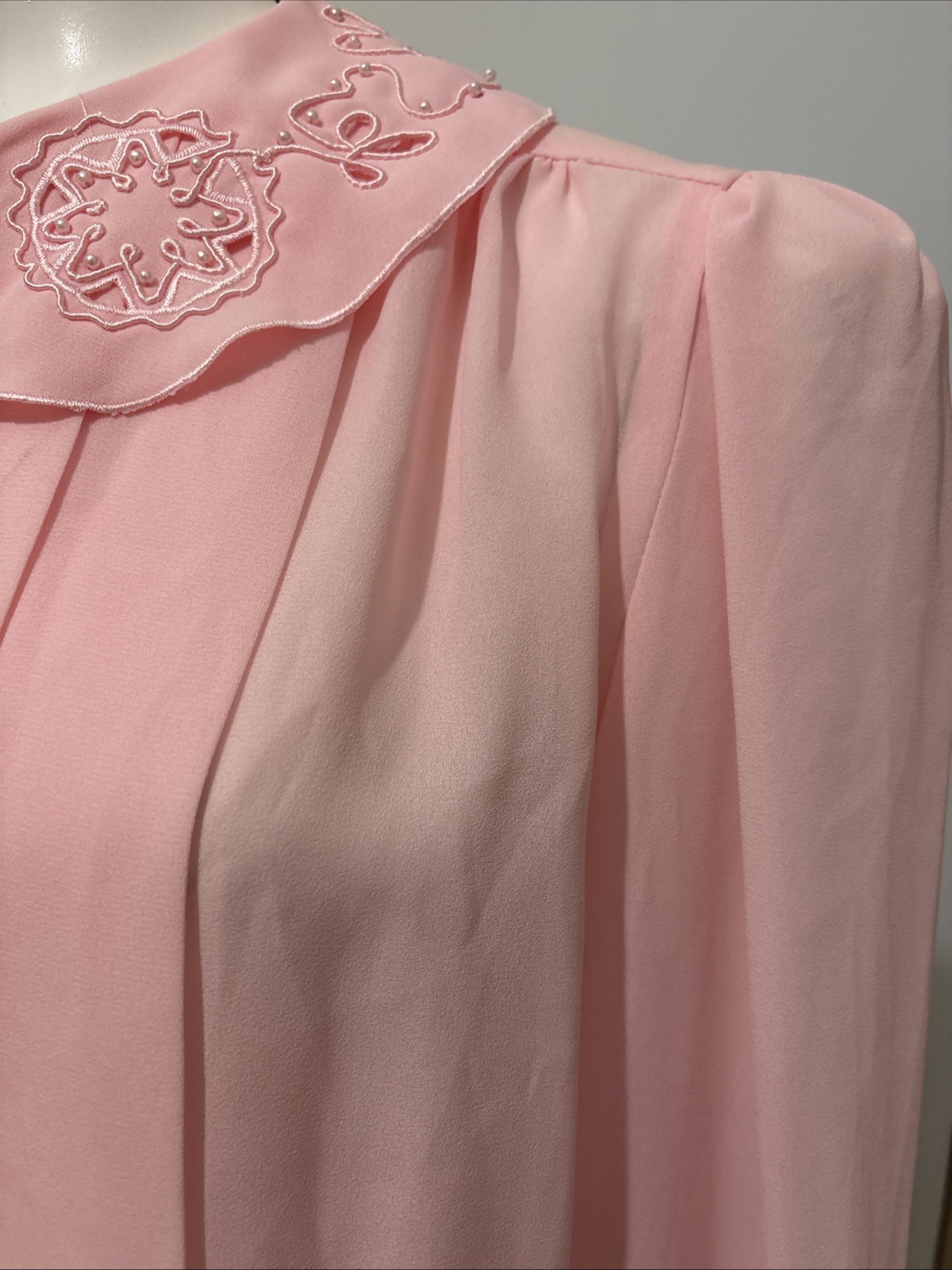 Gorgeous Vtg Kirsten Grey Pink embroidered Pleated Faux Pearls Blouse Sz 8