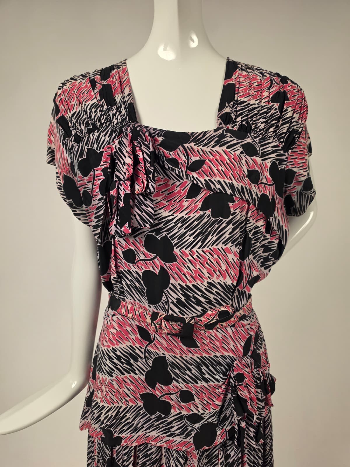 BEAUTIFUL VINTAGE 1940’S PINK + BLACK PRINT RAYON DRESS W STRIPE + LEAF PATTERN
