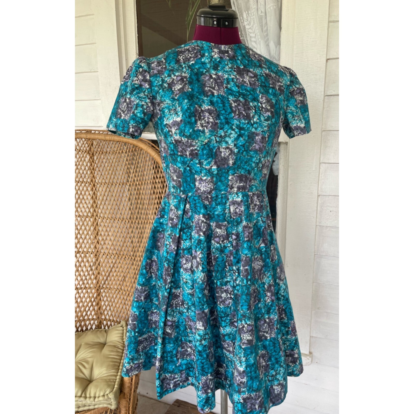 Vintage 1950s Polished Cotton Floral Pleated Shortsleeve Dress Small