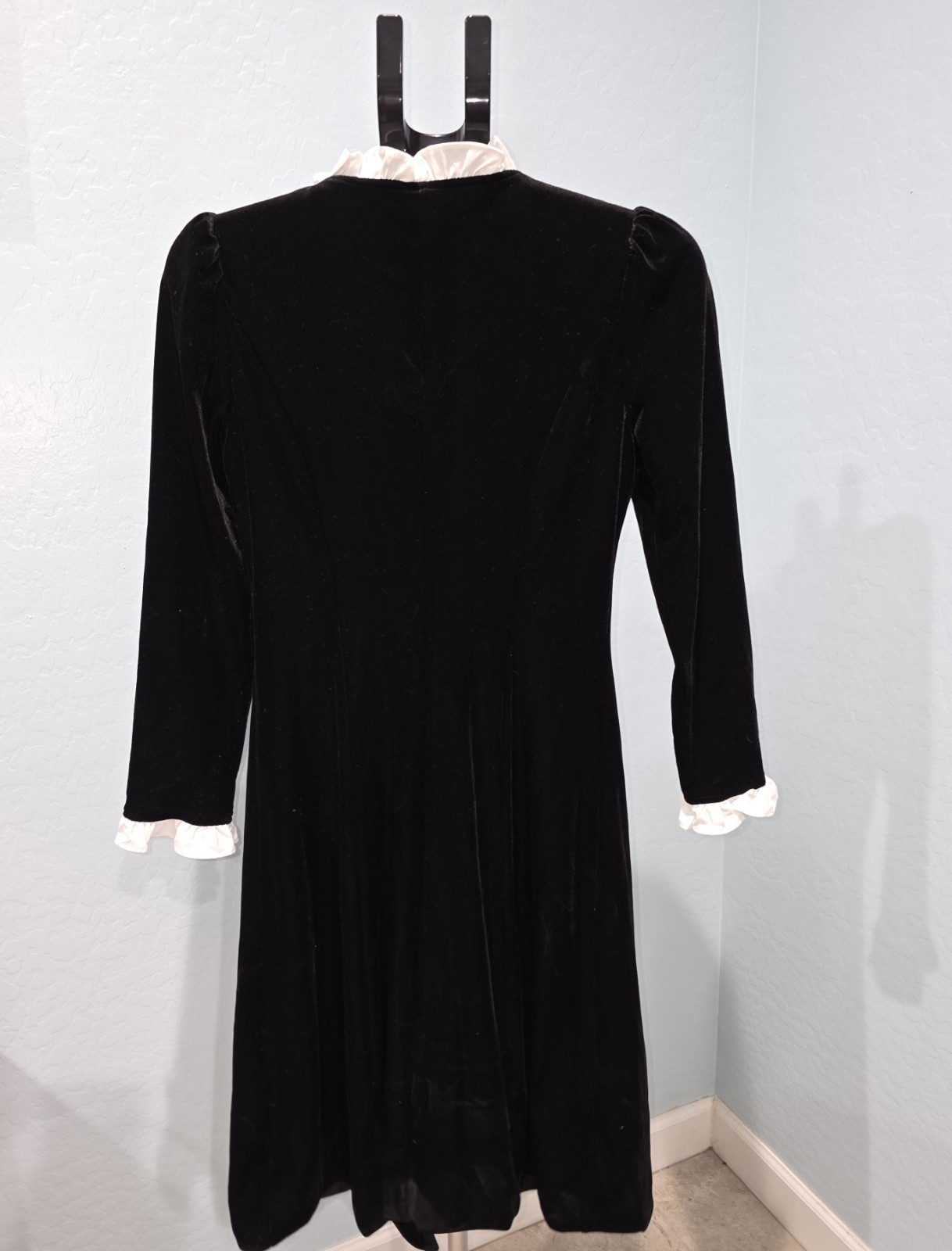 Vintage Velvet Button-up Dress With White Ruffled Sleeve And Collar Small