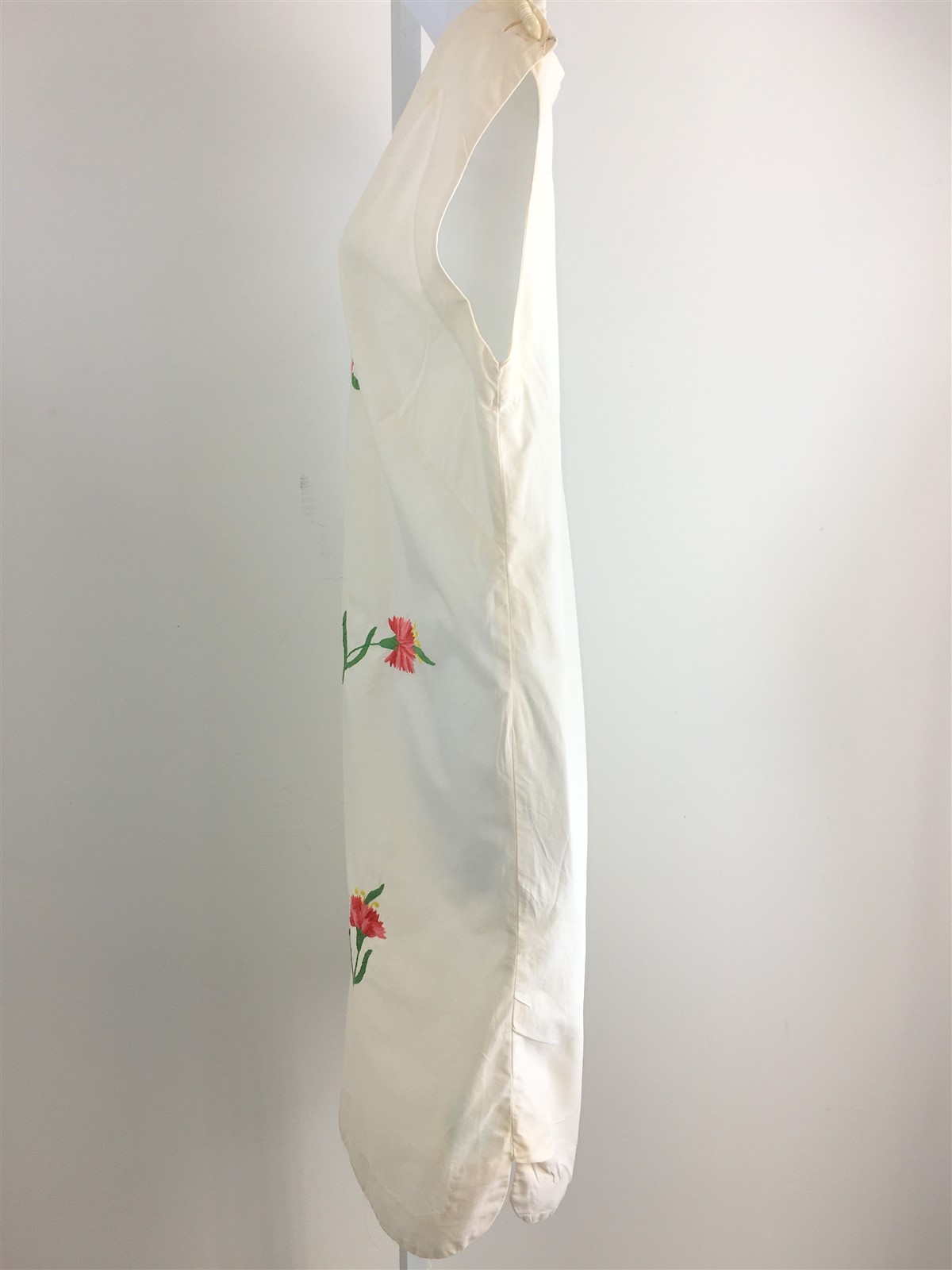 Vintage Dress 1960’s White Cotton Sheath Embroidered Flowers S-M Bust 37″ W 38″