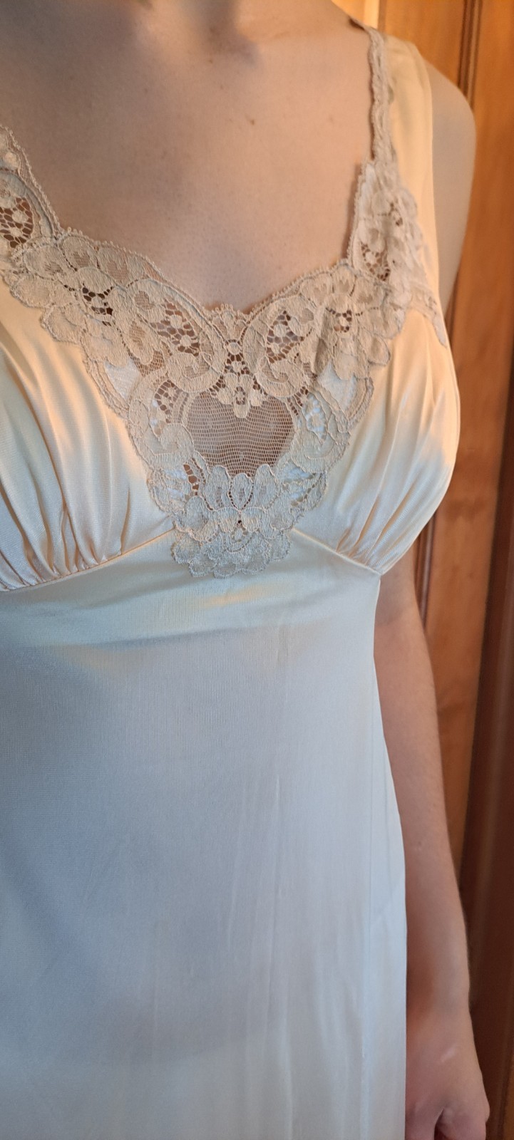 Vtg Vanity Fair Long Nightgown V Neck Buttercream Beige Sml 32 V Neck