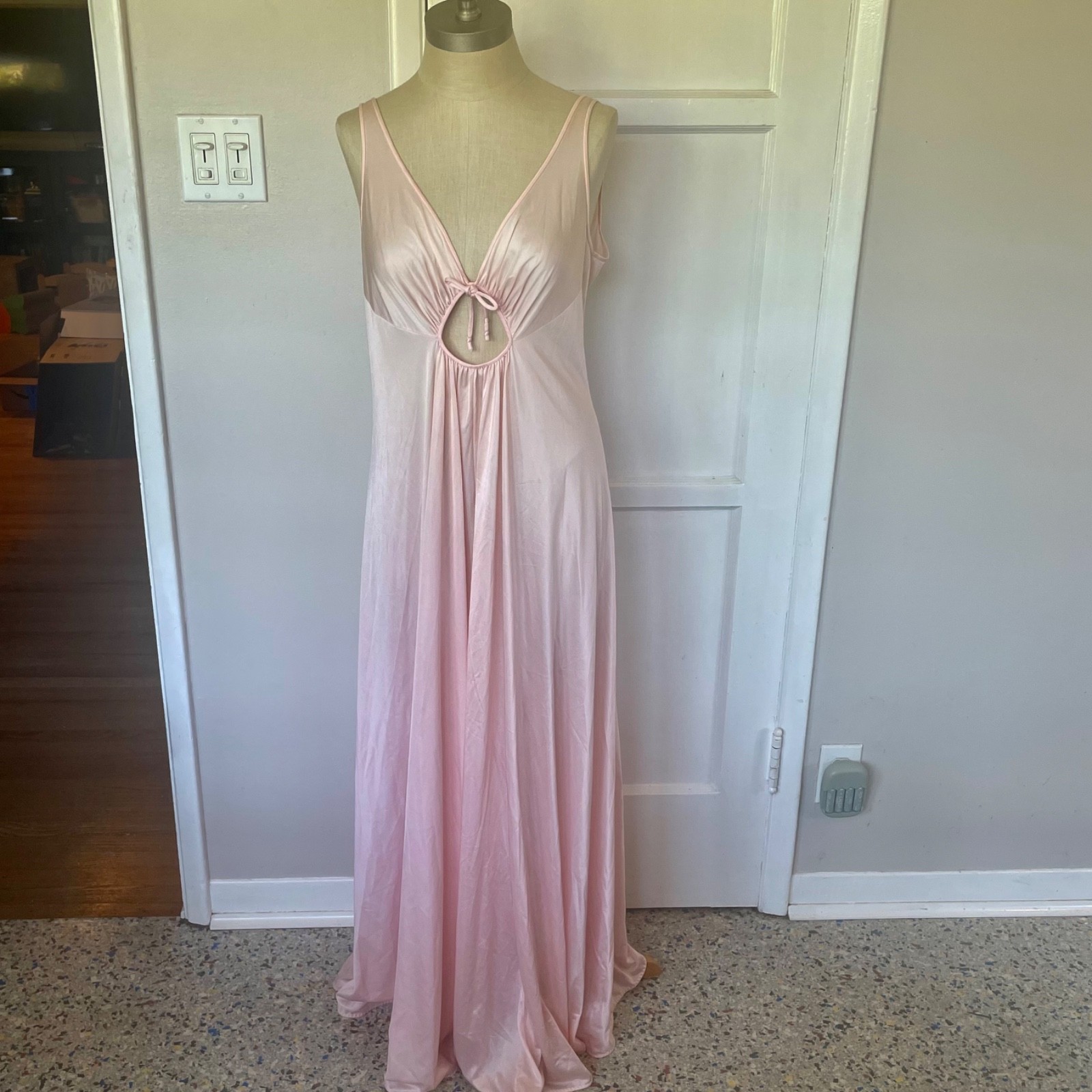 Vintage 1970 OLGA Nightgown, Keyhole Peachy Pink Lingerie Sleepwear Size M/L