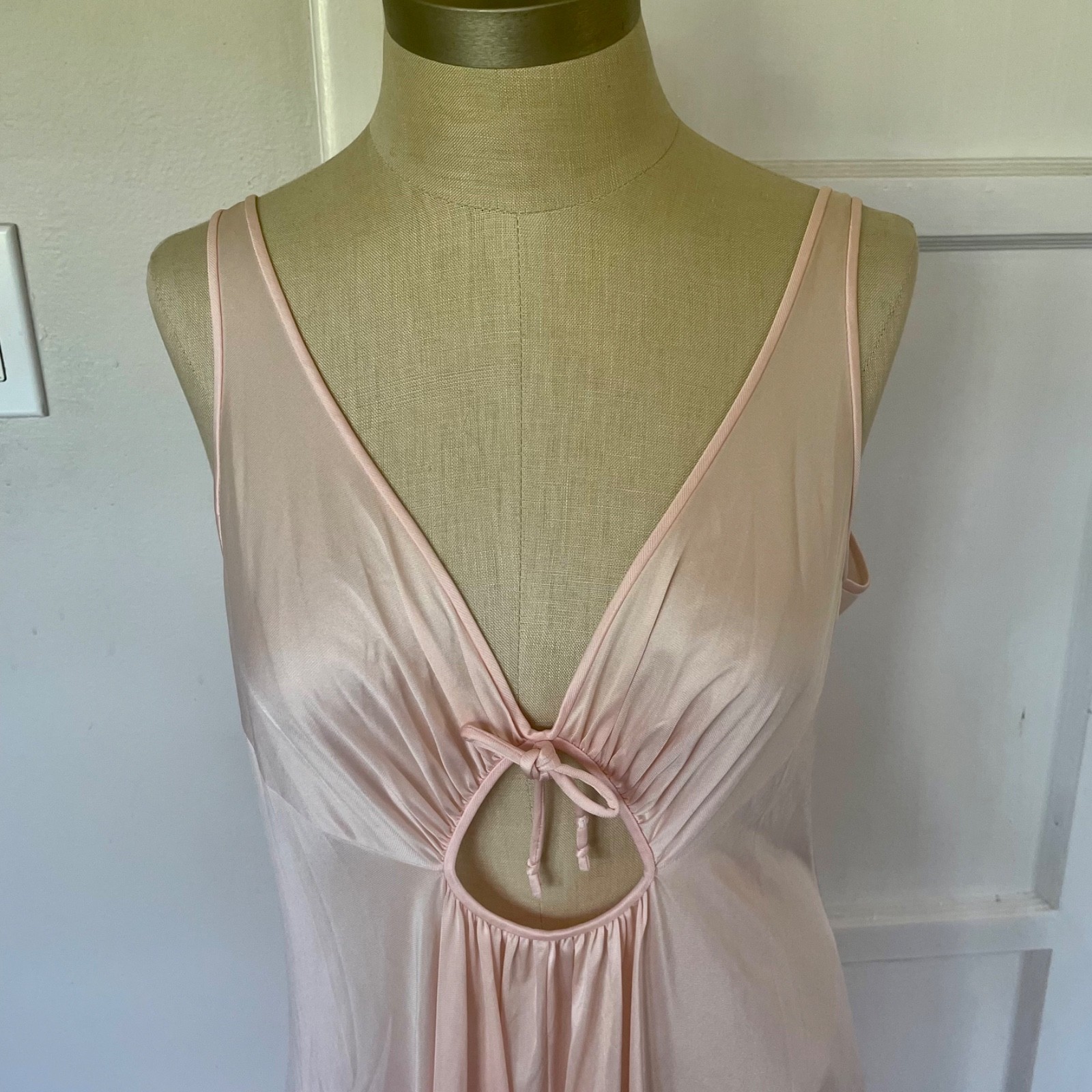 Vintage 1970 OLGA Nightgown, Keyhole Peachy Pink Lingerie Sleepwear Size M/L
