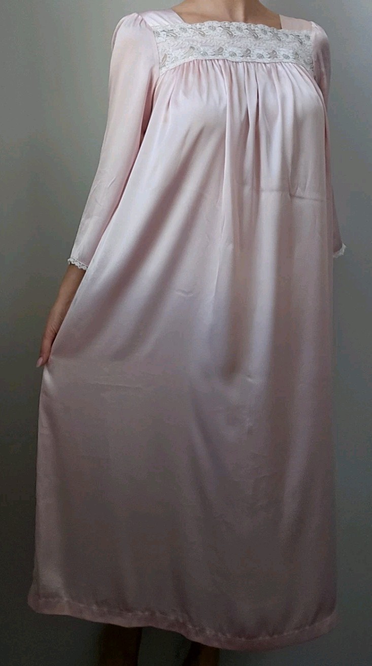 Vtg 90’s Oscar De La Renta Pale Pink Liquid Satin Nightgown Lace Trim! XS