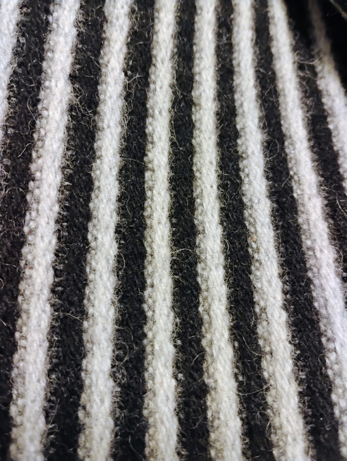 VTG 1980’s South Korean „Jayeonhee” Black & White Striped Wool Skirt Suit