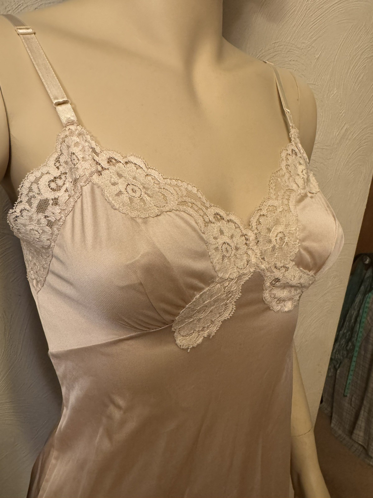 vtg 70s VASSARETTE BEIGE NYLON LACE BUST full slip nightgown size 32 L