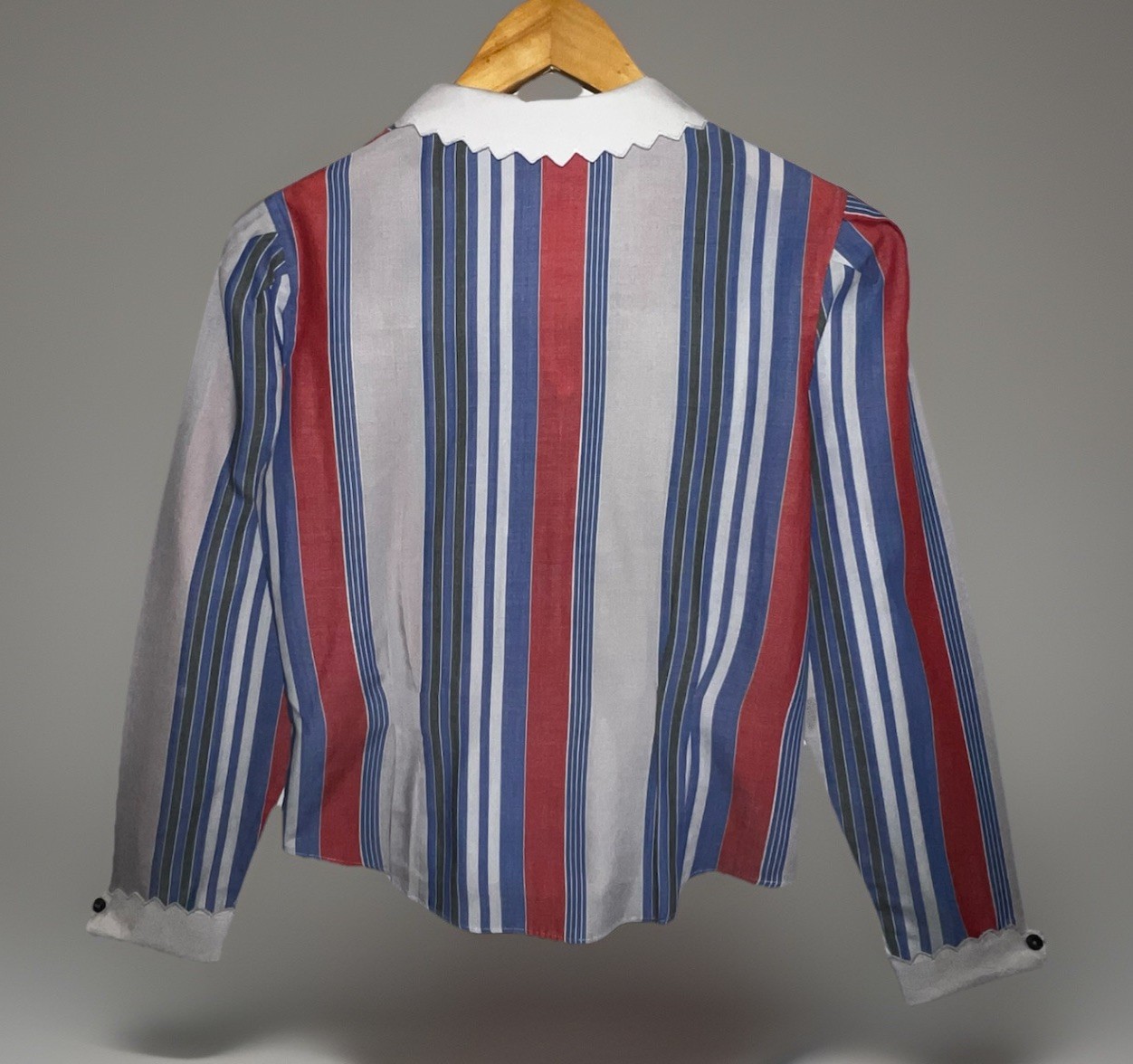 VTG huk‑a‑poo Gray Red Blue Black Stripe Blouse 70s Scallop Collar Cuffs S Retro